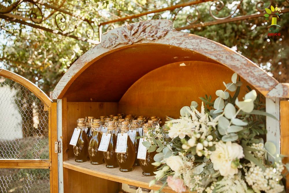 Regala vida y salud en tus celebraciones con las botellas vintage de Óleo Jarico